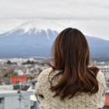 富士山を眺めている女性